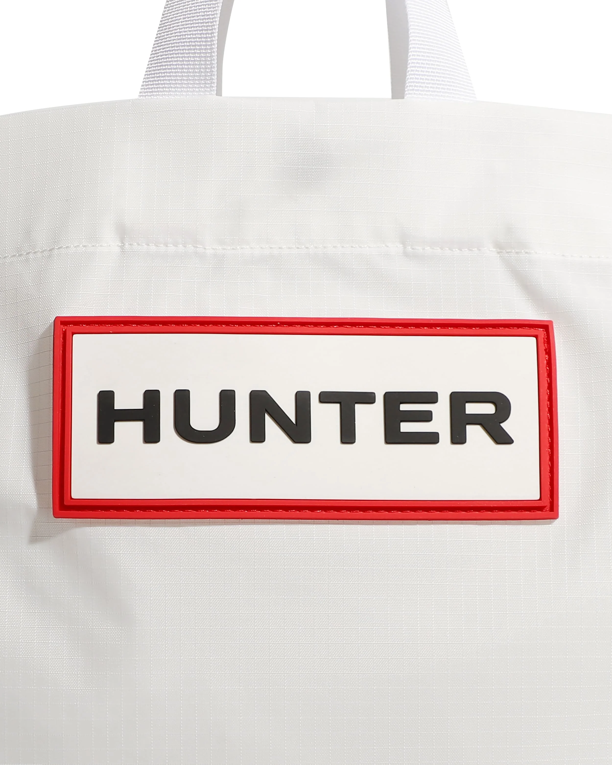 トラベル リップストップ リサイクル ナイロン トート バッグ  -  ホワイト/レッド ボックス ロゴ