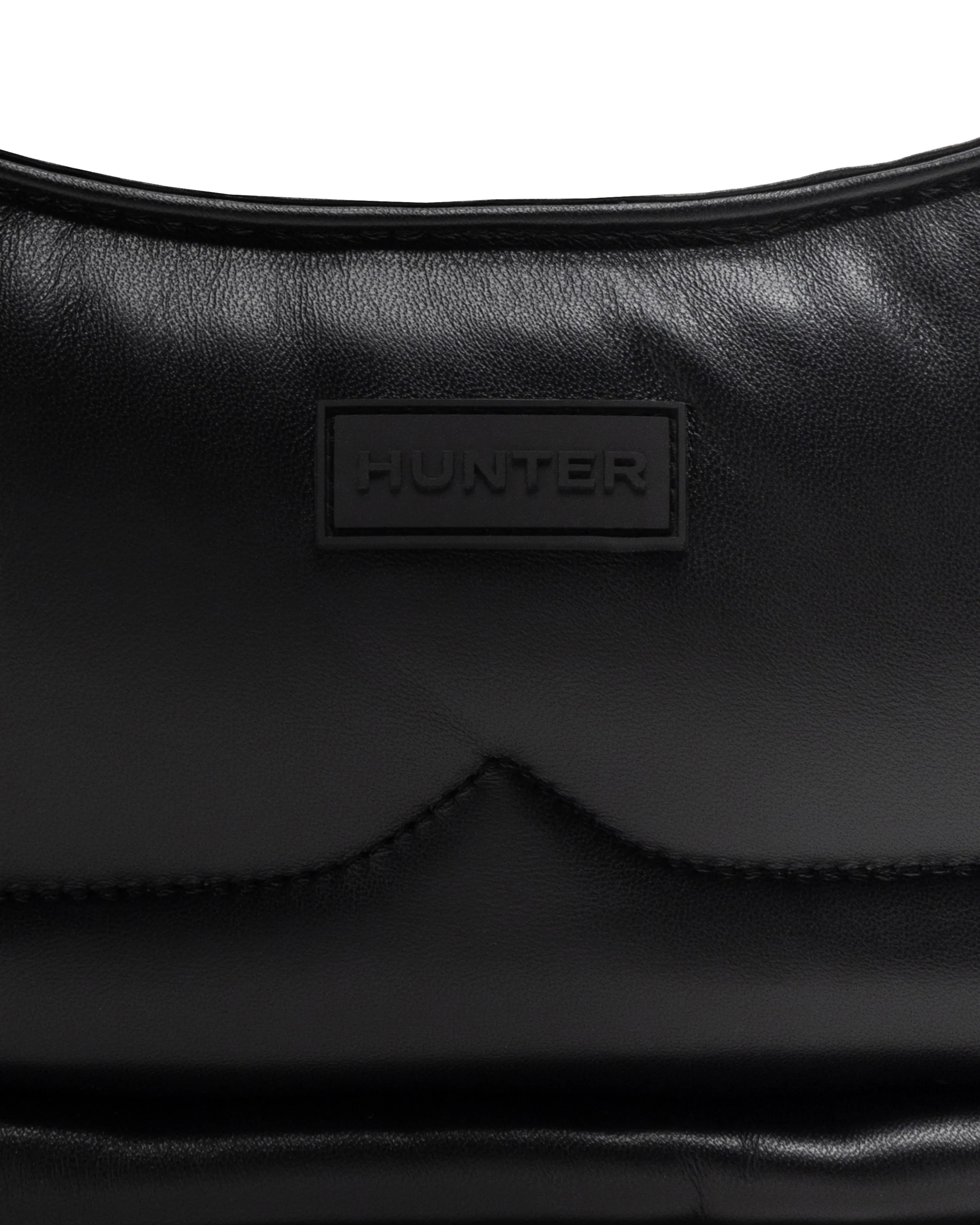 レザー フレームド ミディ ホーボー クロスボディ - ブラック