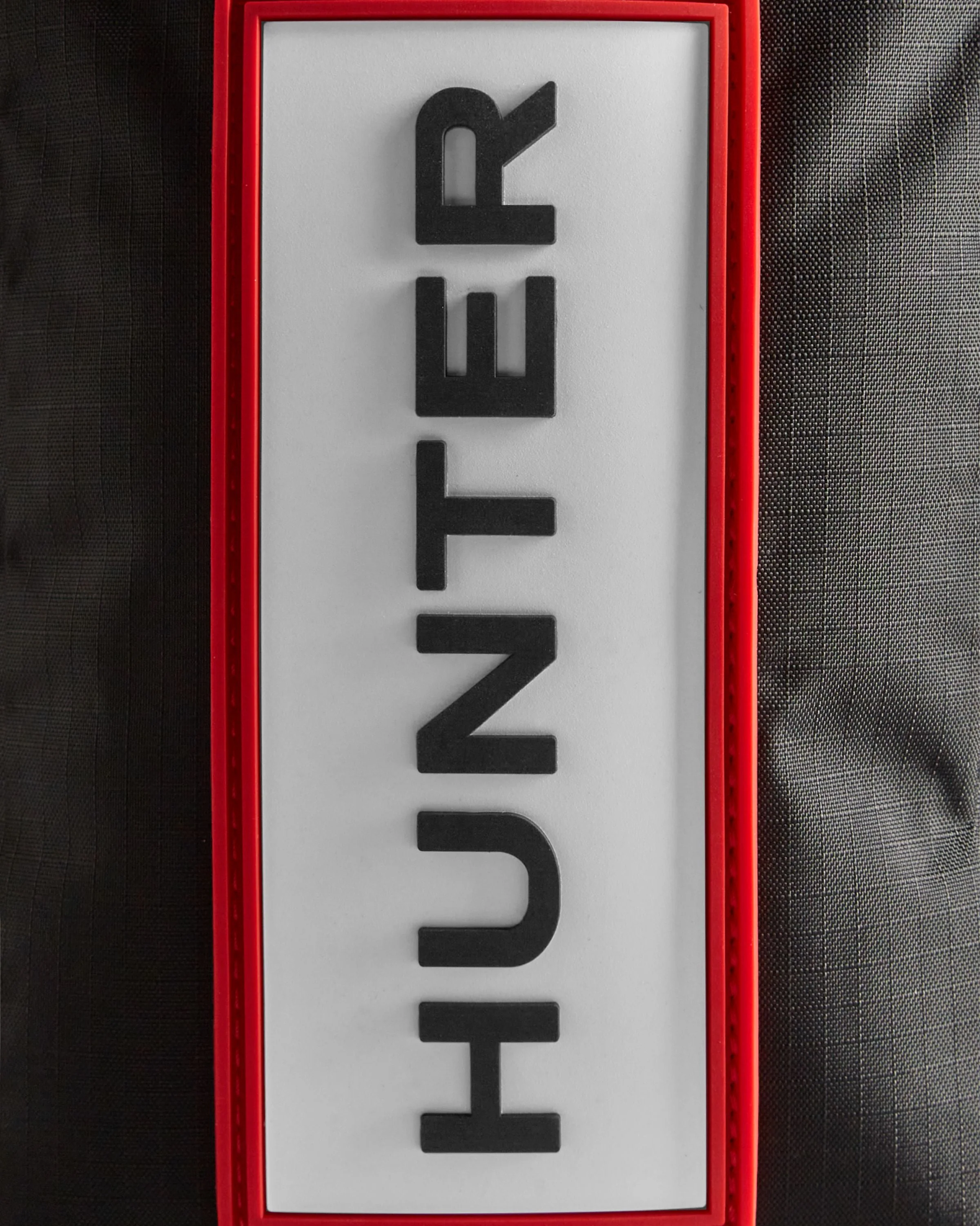 トラベル リップストップ リサイクル ナイロン フォンポーチ  -  ブラック/レッド ボックス ロゴ