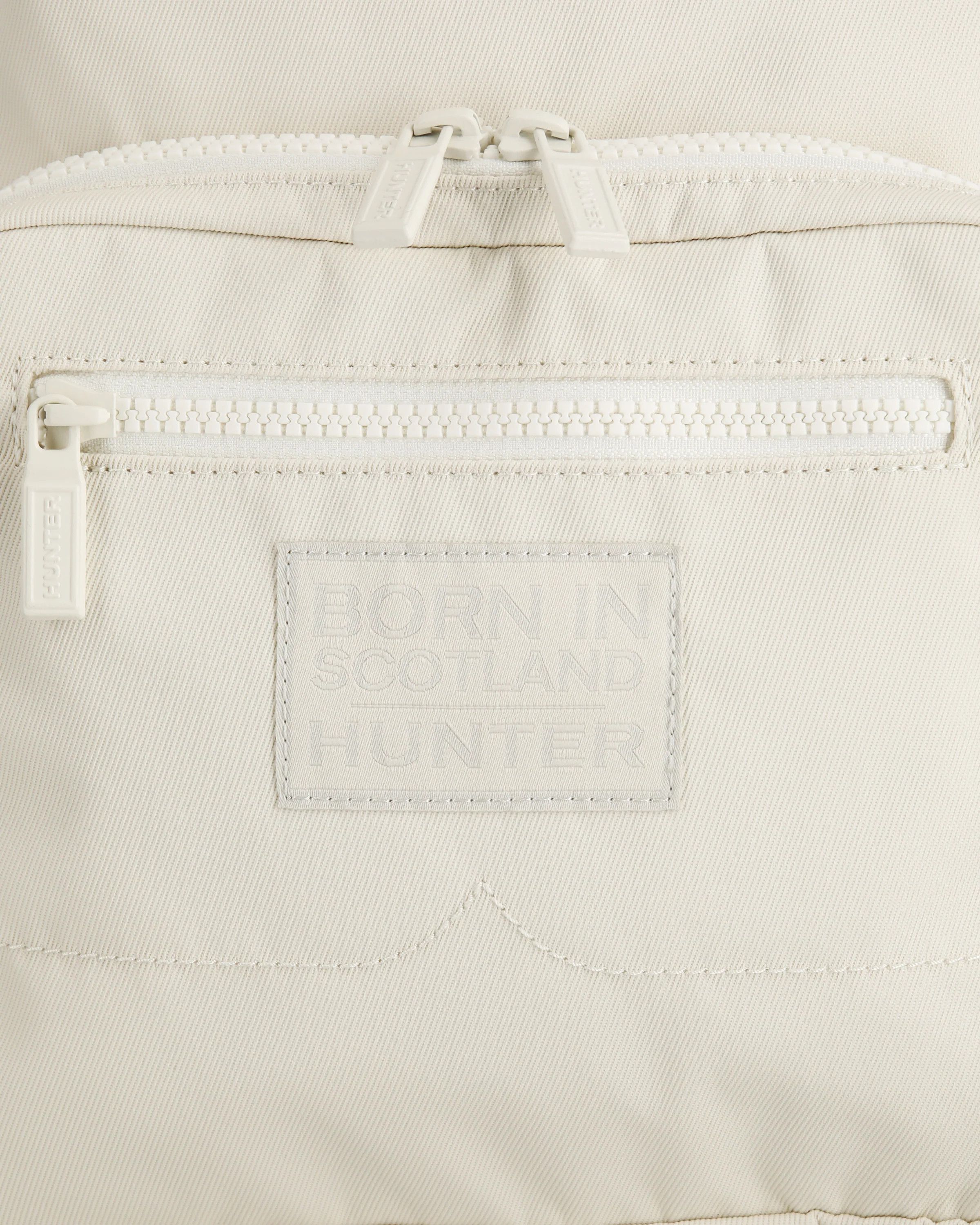 ナイロン パイオニア ミディアム トップクリップ バックパック ボーン イン スコットランド - ソフトサンド / シェイデッドホワイト