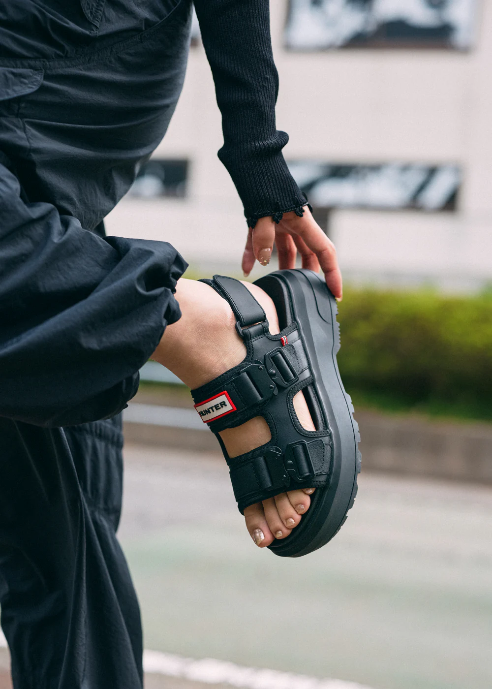 ユニセックス シティ リベル ネオ レザー バックル サンダル - ブラック