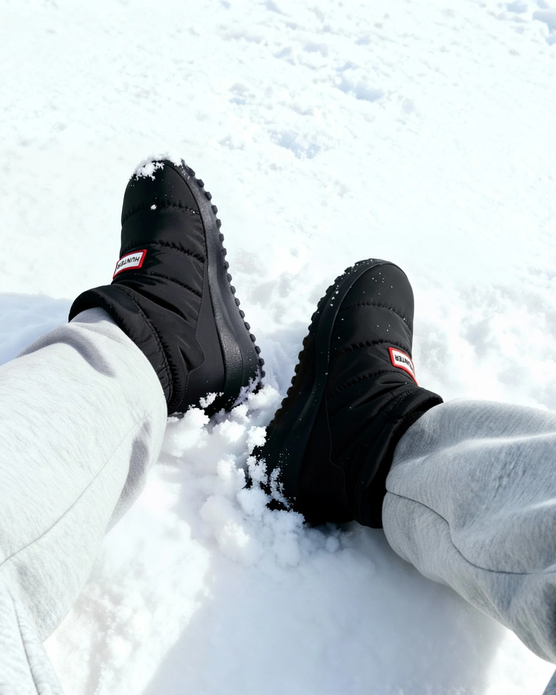 ユニセックス パフド トラベル フロー トレーナー - ブラック / シェイデッドホワイト