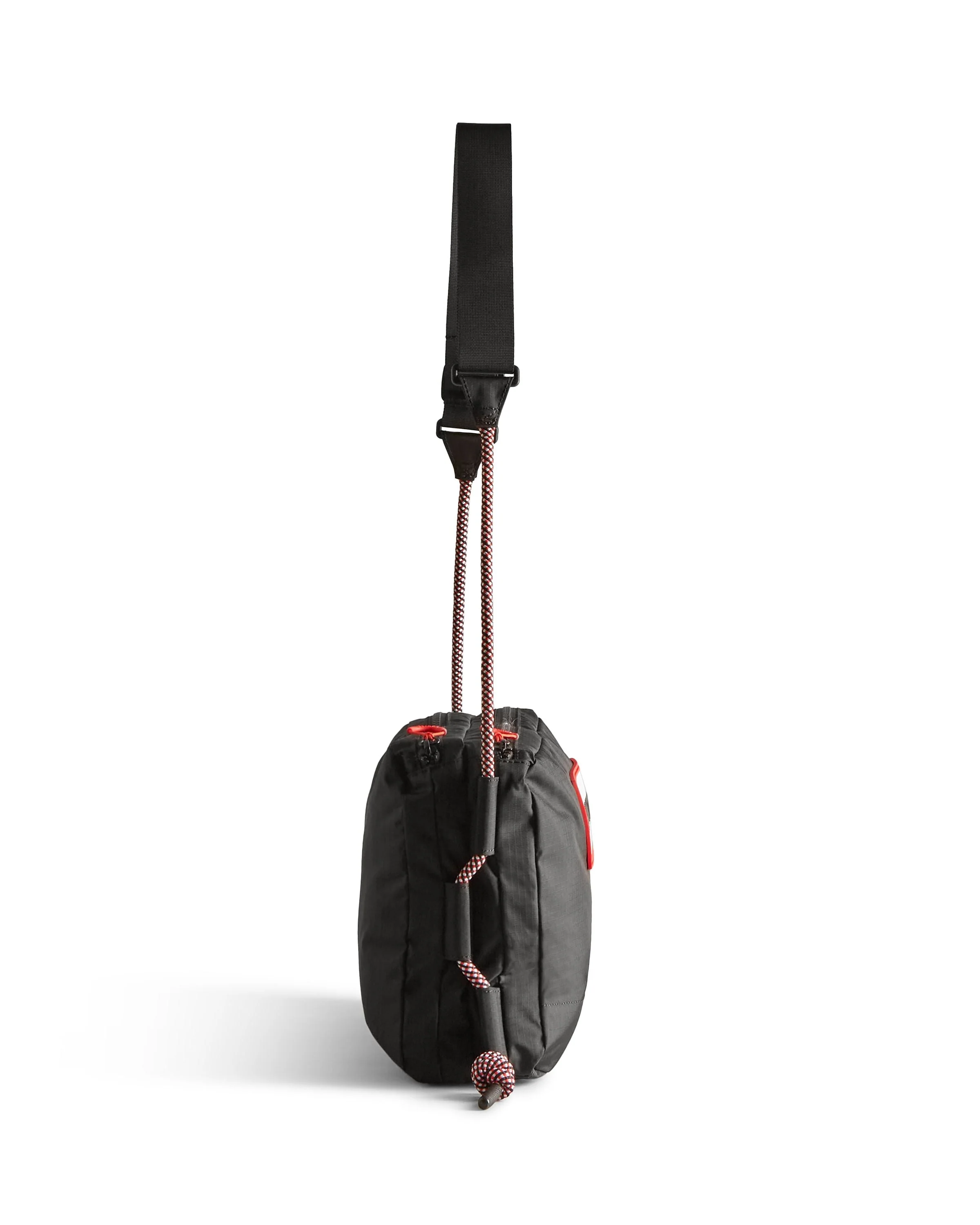 トラベル リップストップ リサイクル ナイロン サコッシュ  -  ブラック/レッド ボックス ロゴ