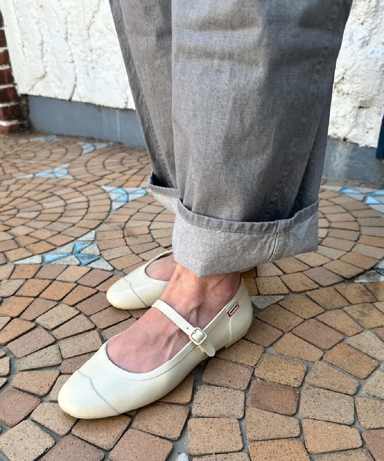 リファインド メリー ジェーン バックル バレリーナ グロス - キャンバスクリーム