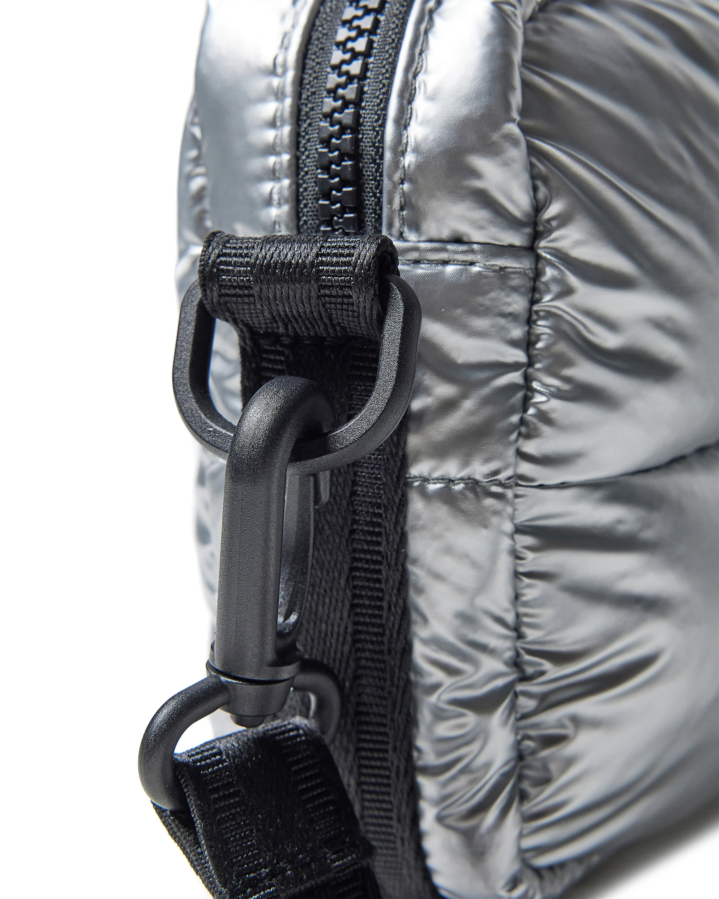 イントレピッド エクストラ パフド クロスボディ - シルバー ホイル