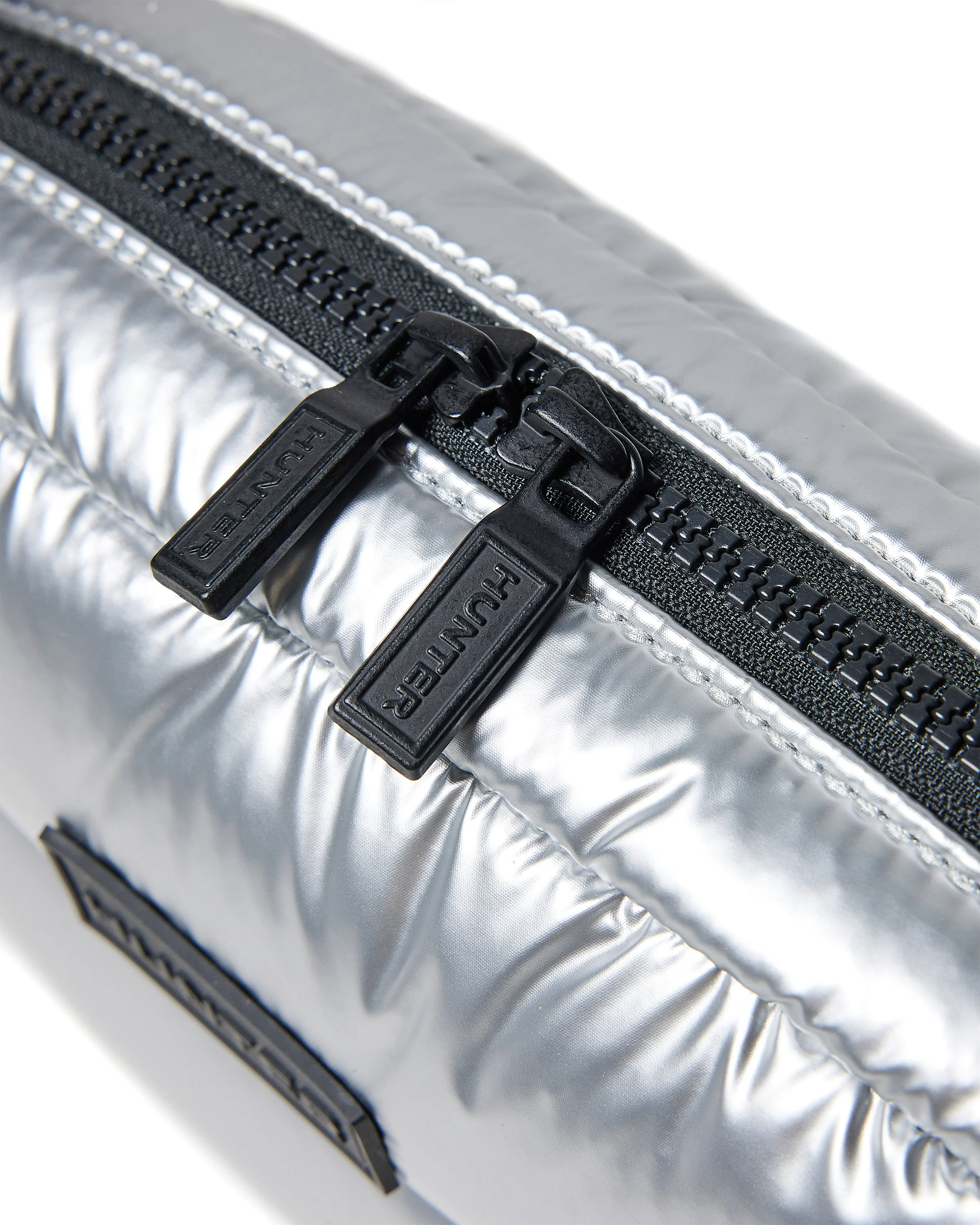 イントレピッド エクストラ パフド クロスボディ - シルバー ホイル