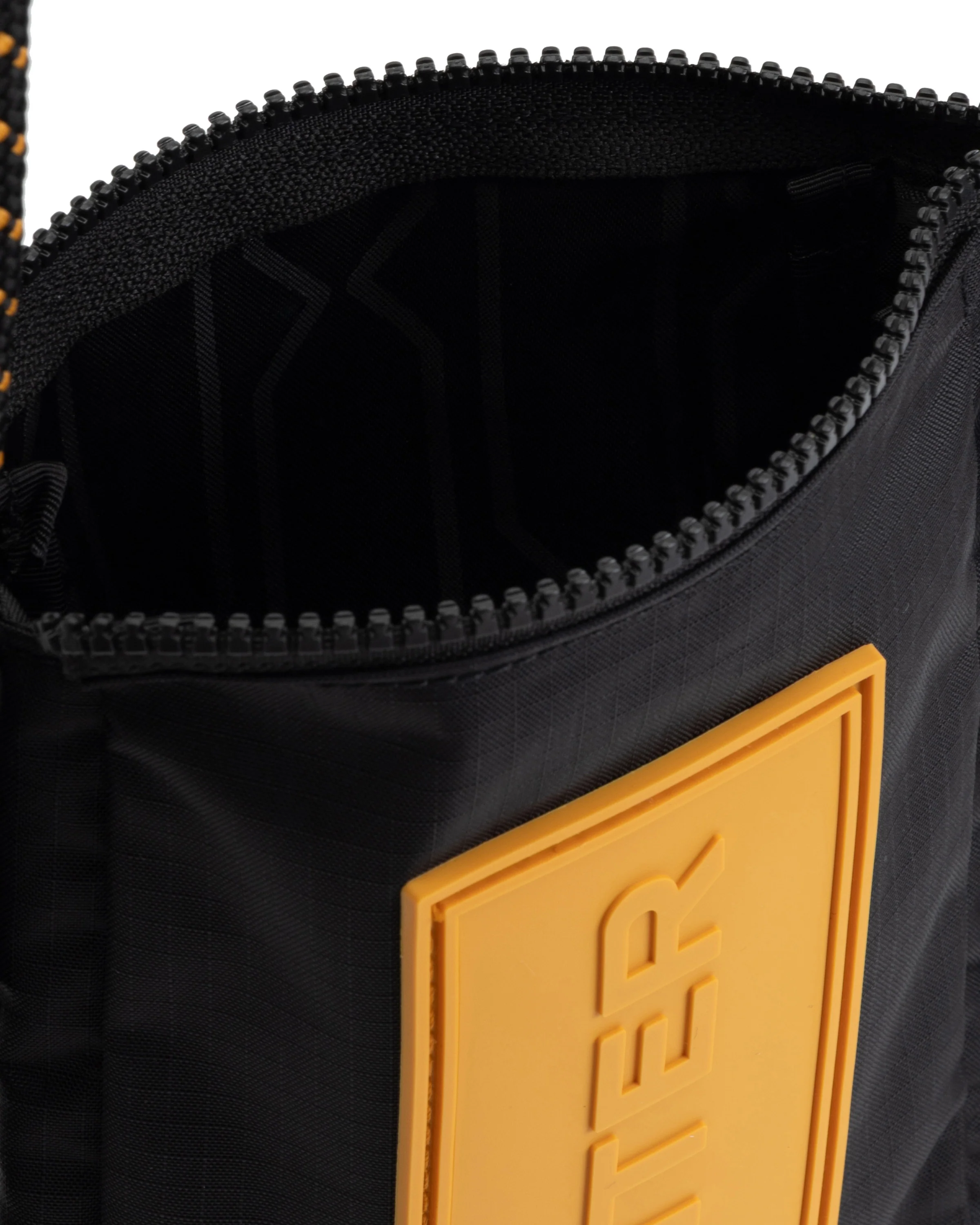 トラベル リップストップ リサイクル ナイロン フォンポーチ - ブラック / リッチオーカー