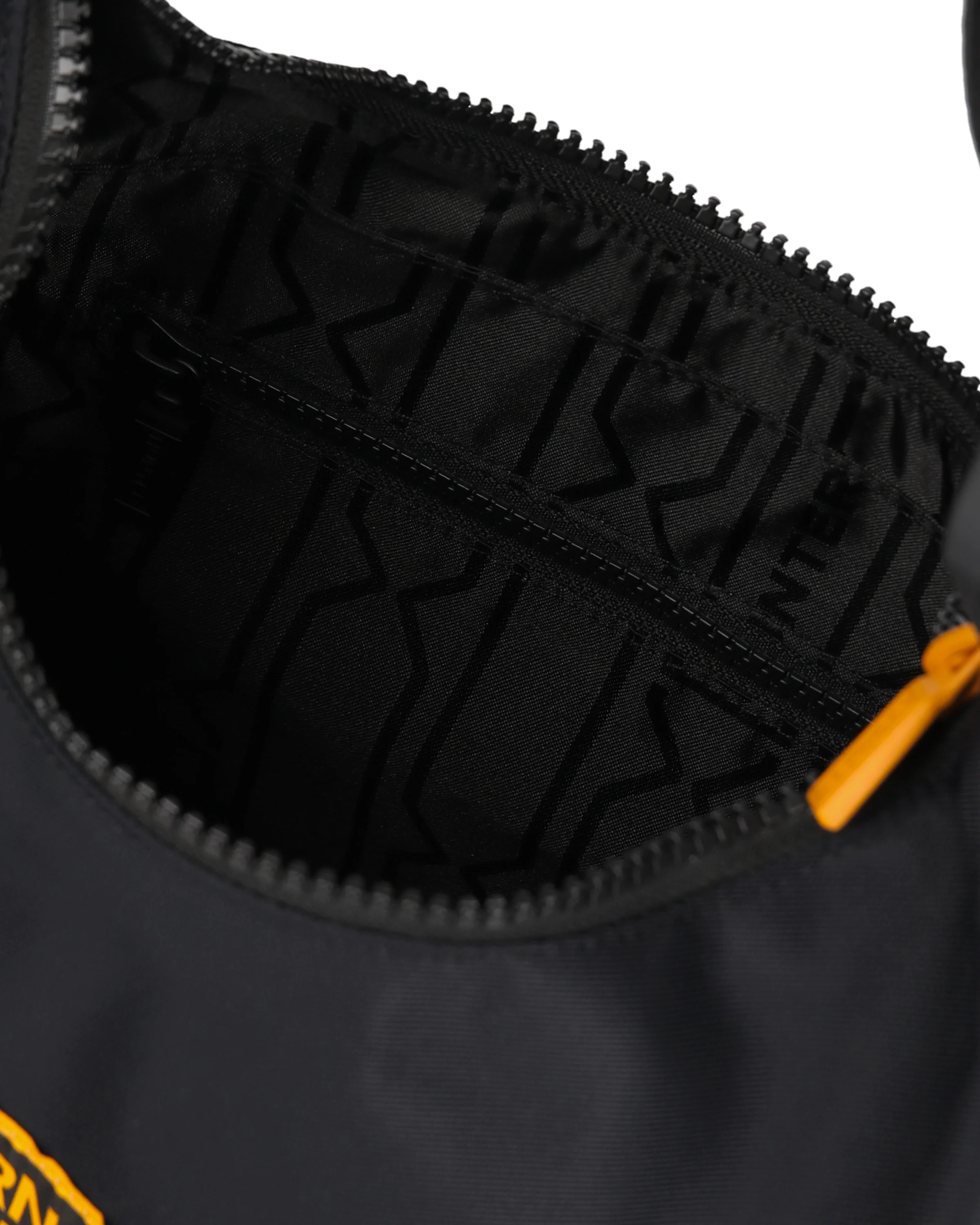 ナイロン ミディ ホーボー ボーン イン スコットランド - ブラック / リッチオーカー