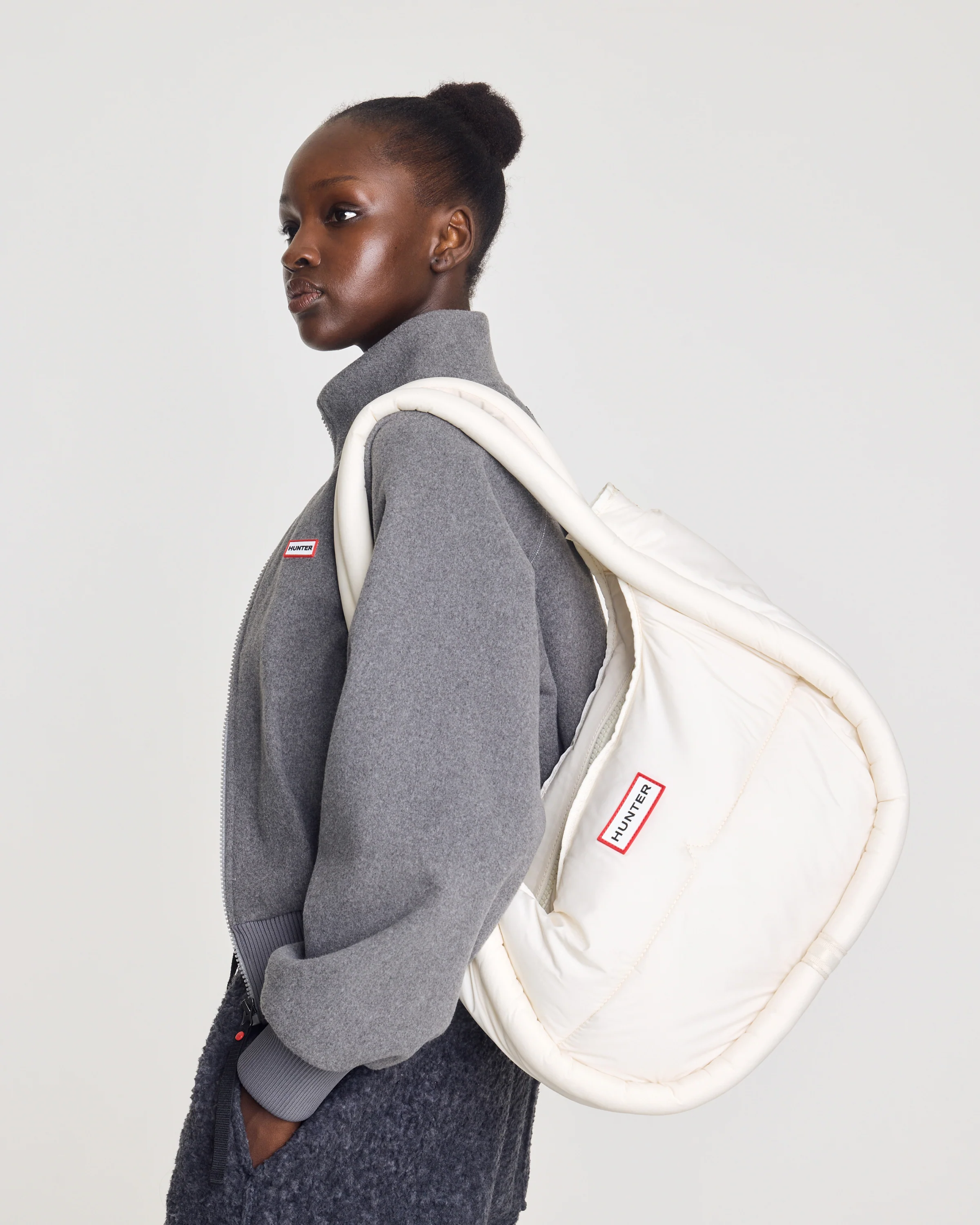 フレイムド パファー ラージ ホーボー - ホワイト ウィロー