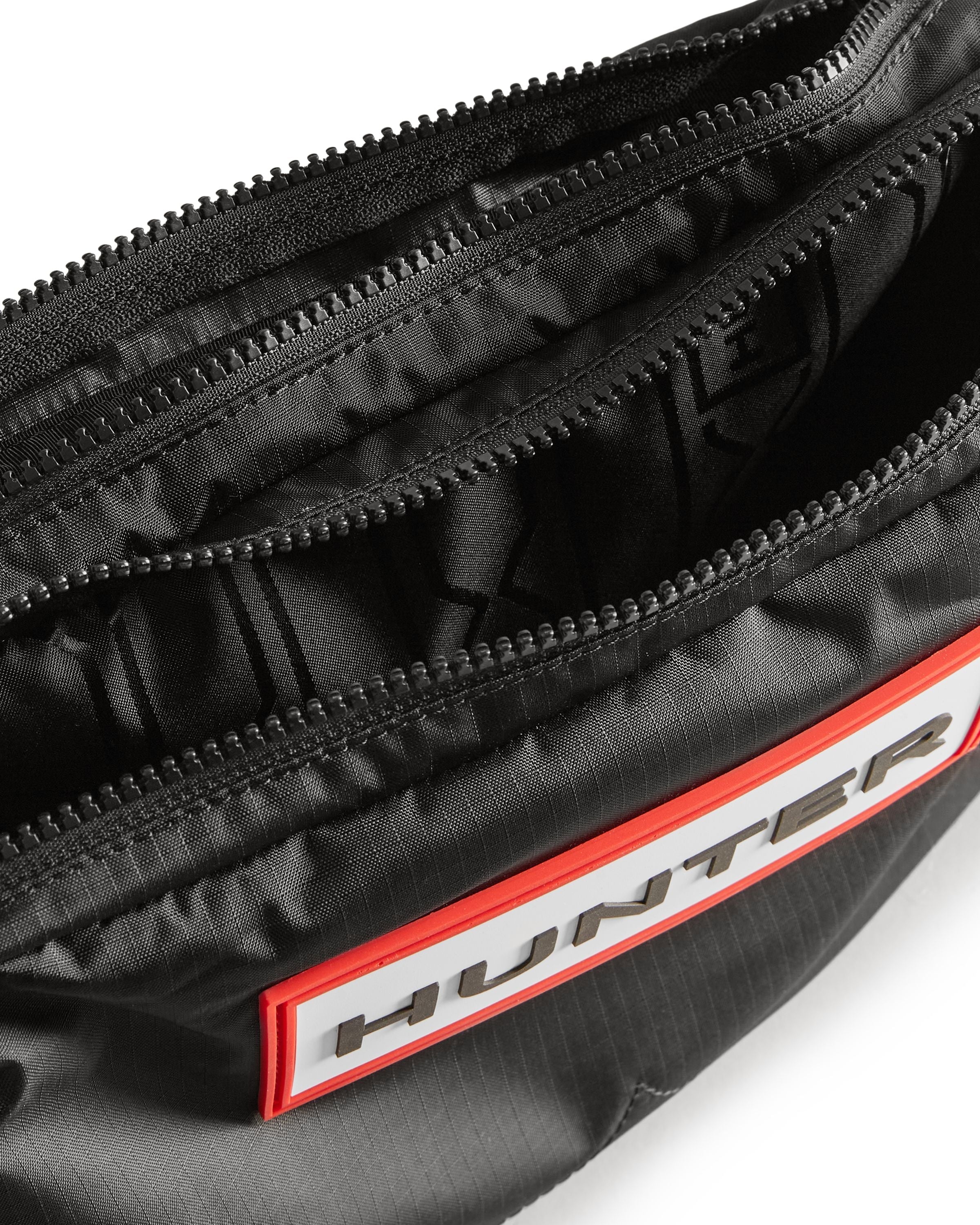 トラベル リップストップ リサイクル ナイロン サコッシュ  -  ブラック/レッド ボックス ロゴ