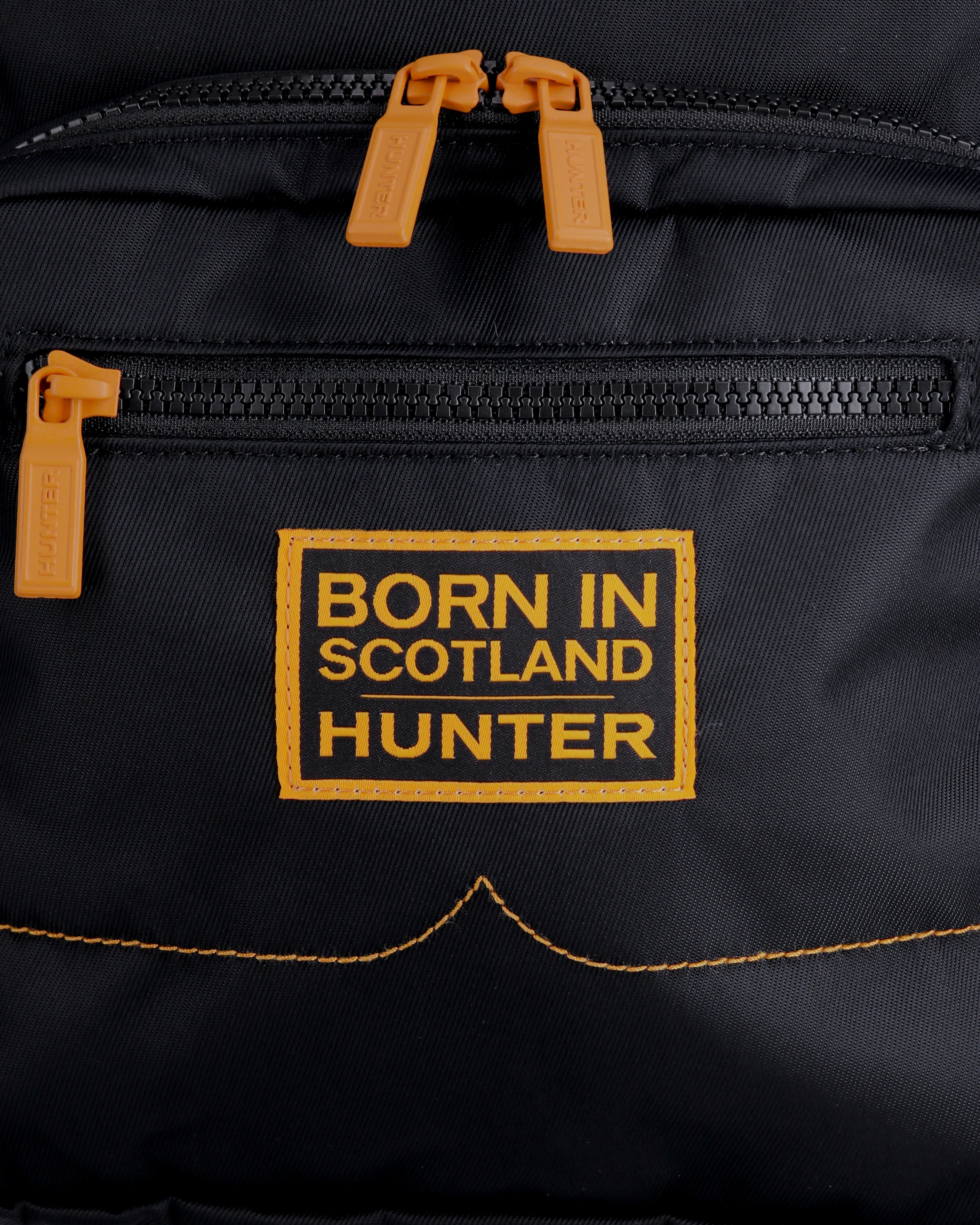 ナイロン パイオニア ミディアム トップクリップ バックパック ボーン イン スコットランド - ブラック / リッチオーカー