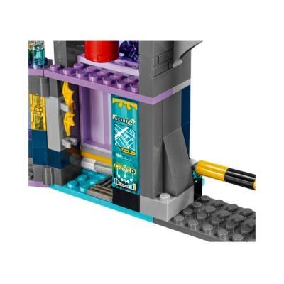 LEGO Batgirl™ Secret Bunker
