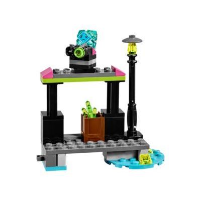 LEGO Lena Luthor™ Kryptomite™ Factory