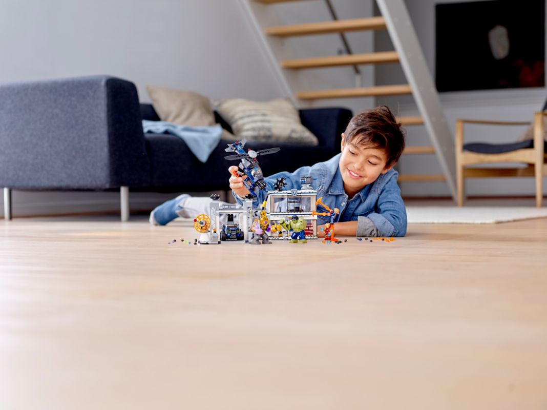 LEGO Avengers Compound Battle