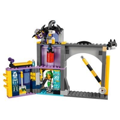 LEGO Batgirl™ Secret Bunker
