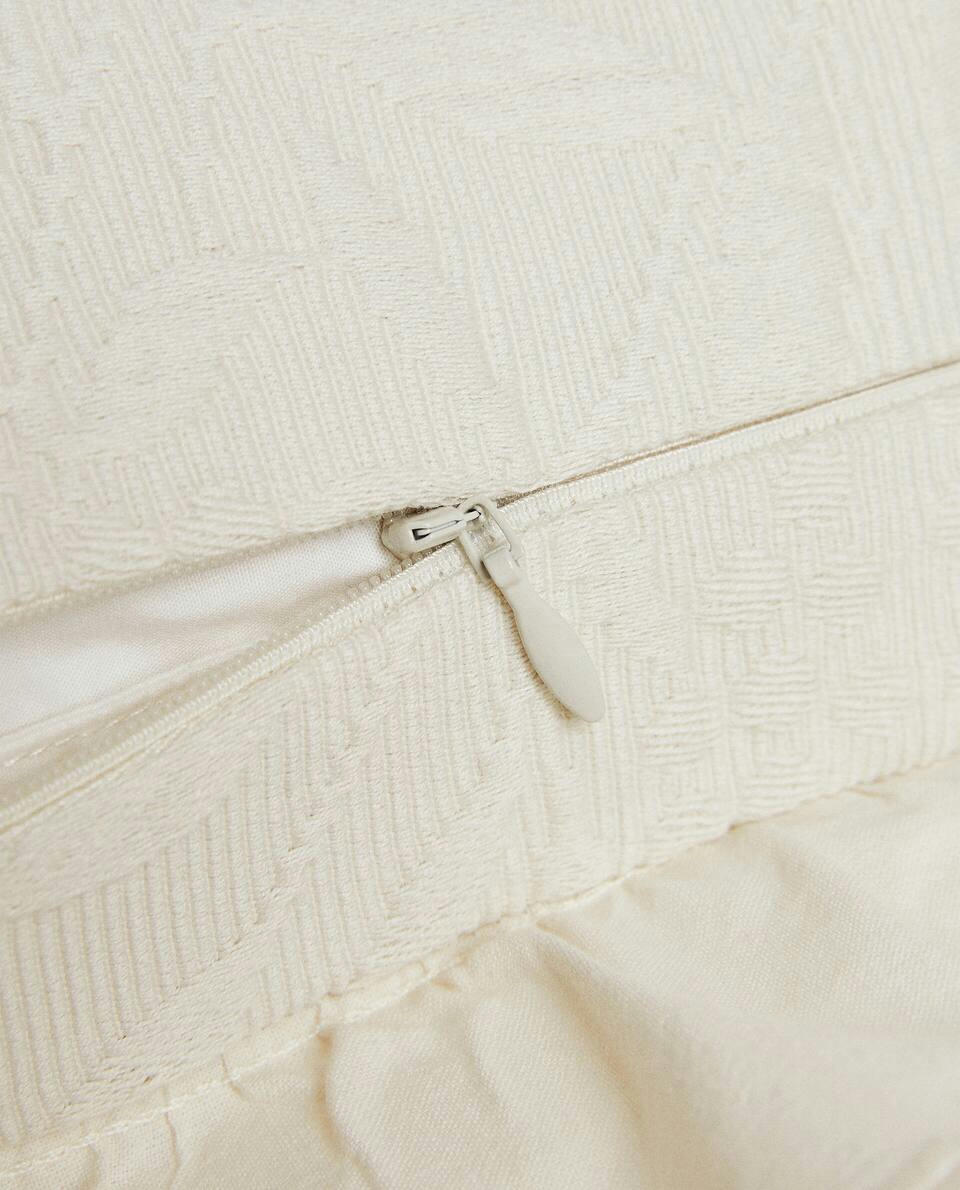 RUFFLE CUSHION COVER