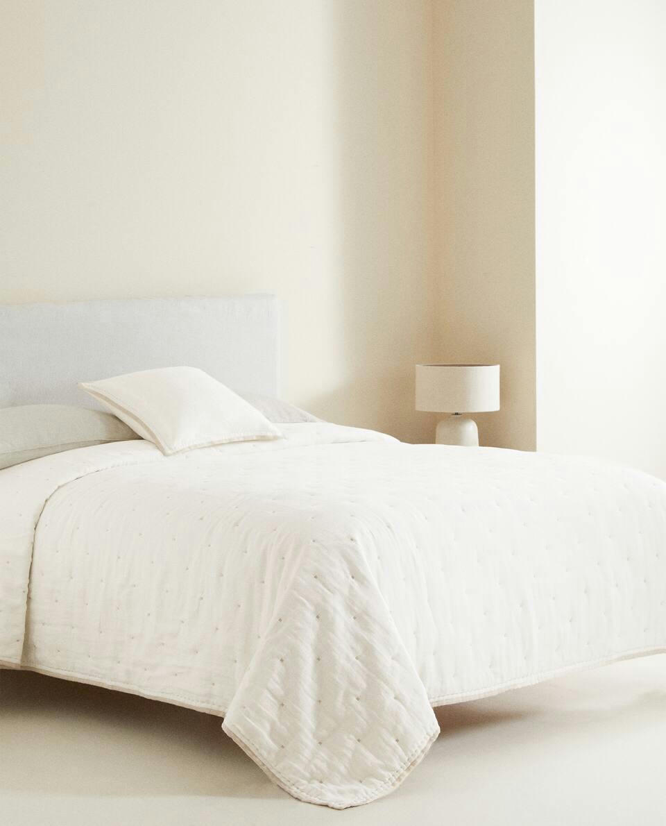 QUILT WITH CONTRAST BORDER