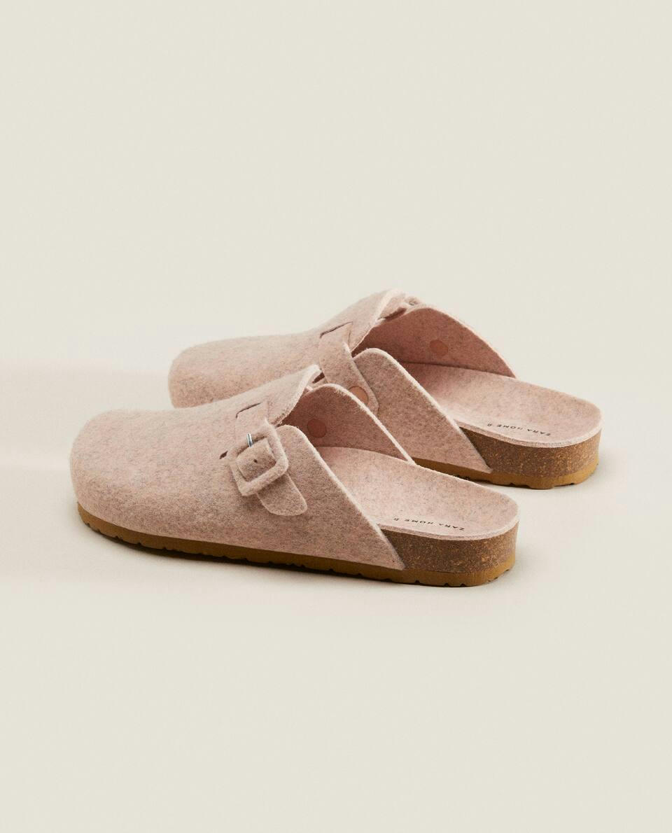 COVERED BUCKLE FELT MULE SLIPPERS