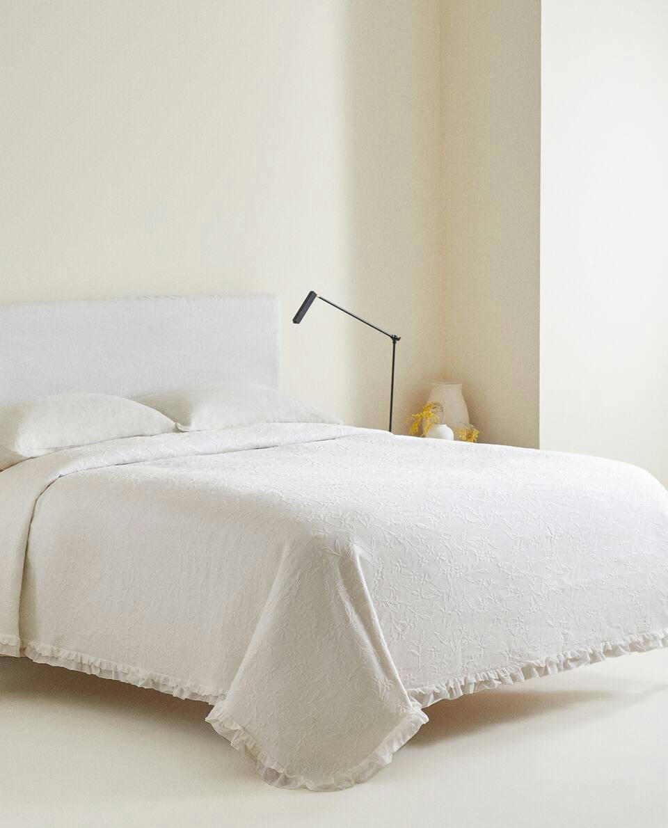RUFFLE TRIM BEDSPREAD