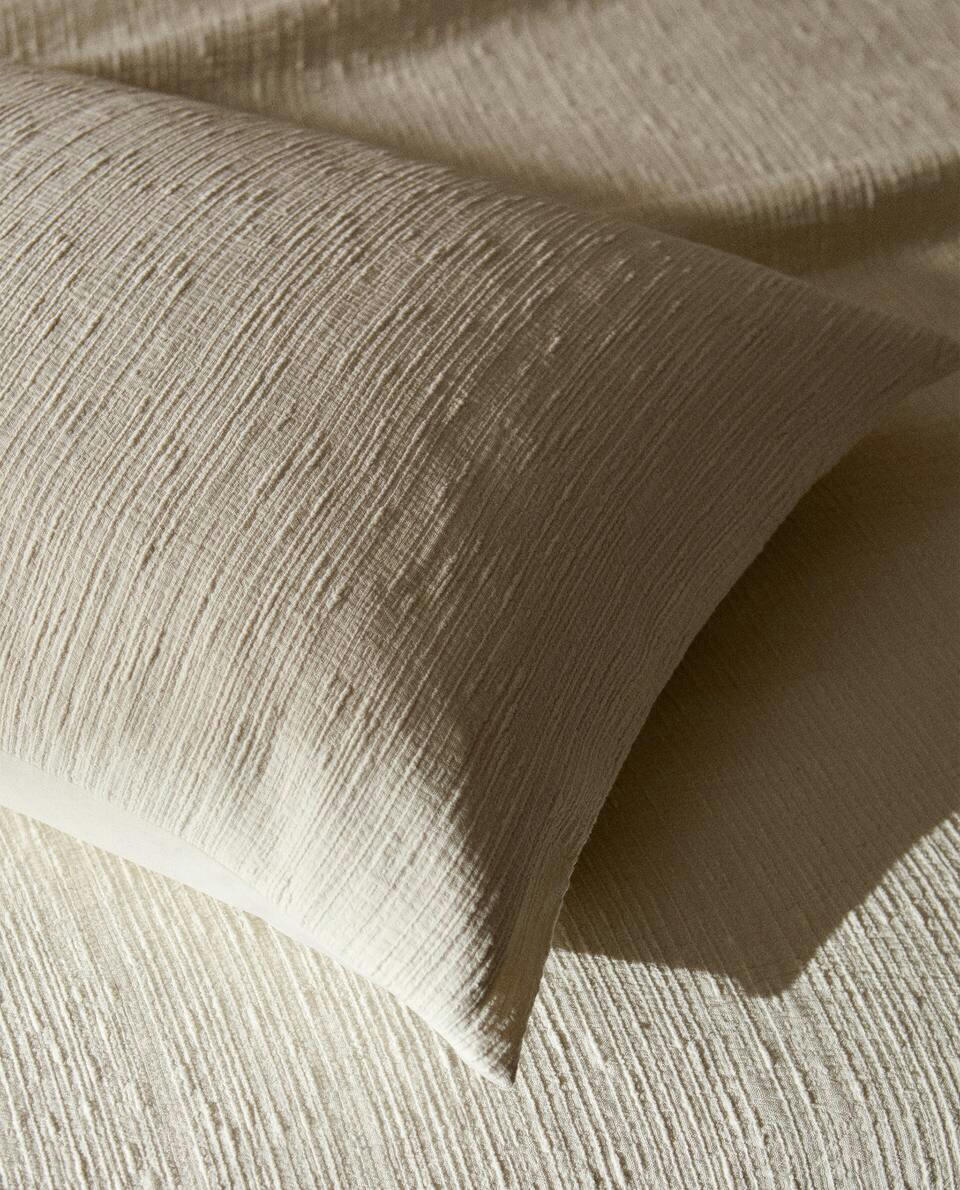 PILLOWCASE WITH RAISED QUILT BEDSPREAD EFFECT