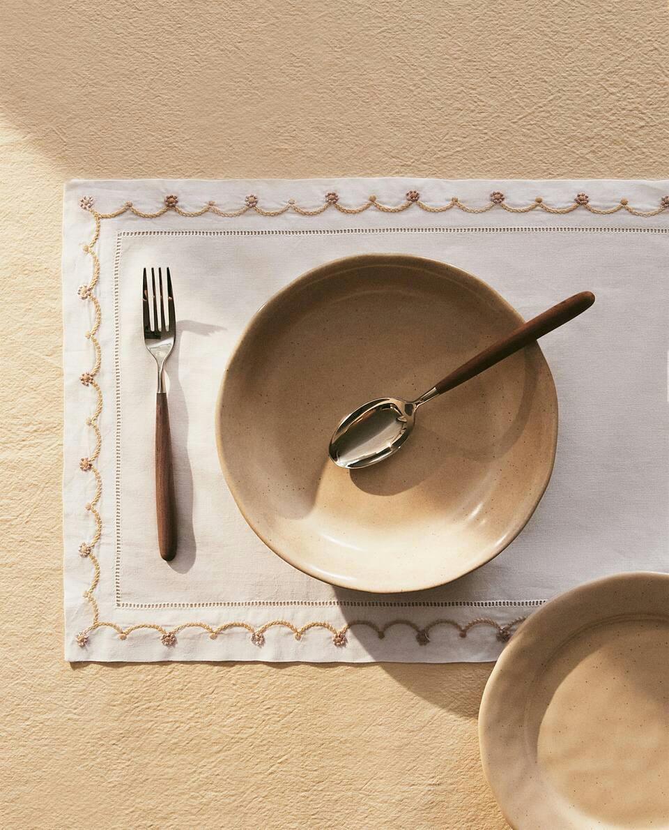 PLACEMAT WITH EMBROIDERY