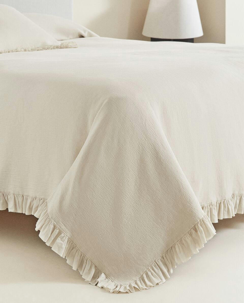 BEDSPREAD WITH PLEATED RUFFLE