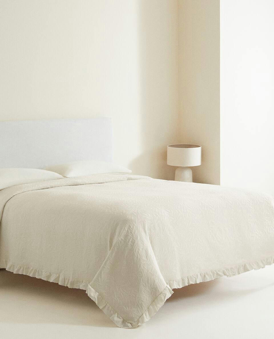 RUFFLE TRIM BEDSPREAD