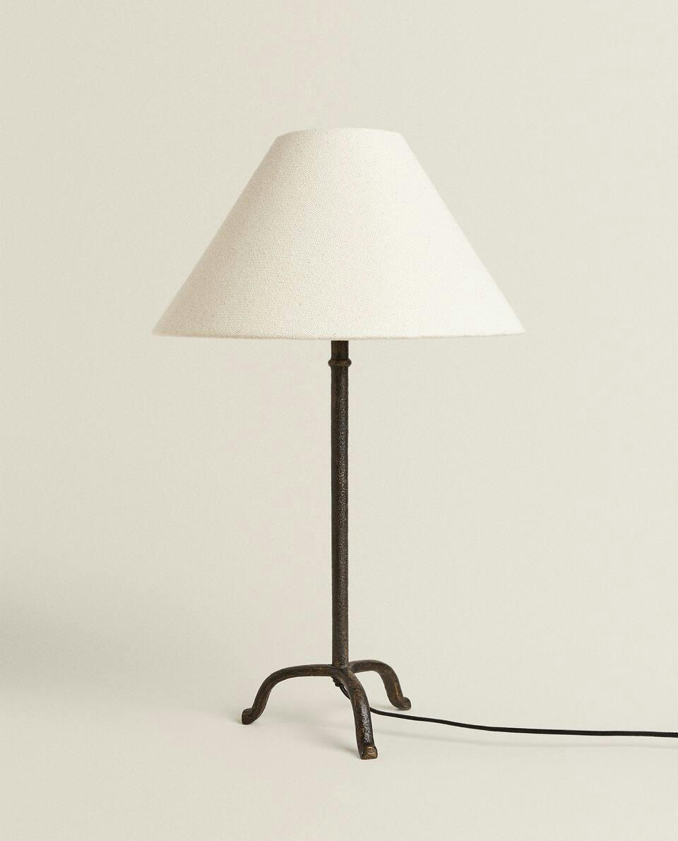 LAMP WITH TRIPOD BASE