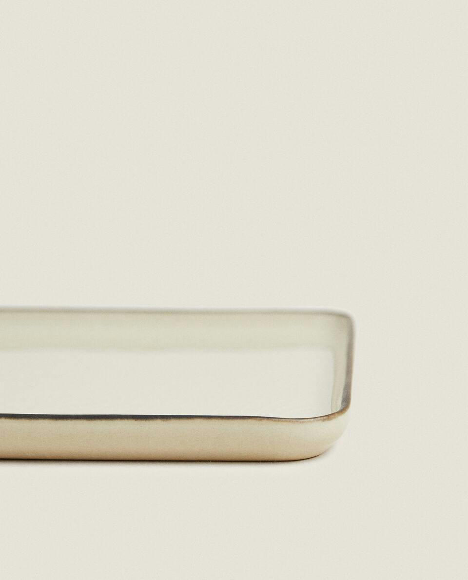 STONEWARE SET WITH RIM DETAIL