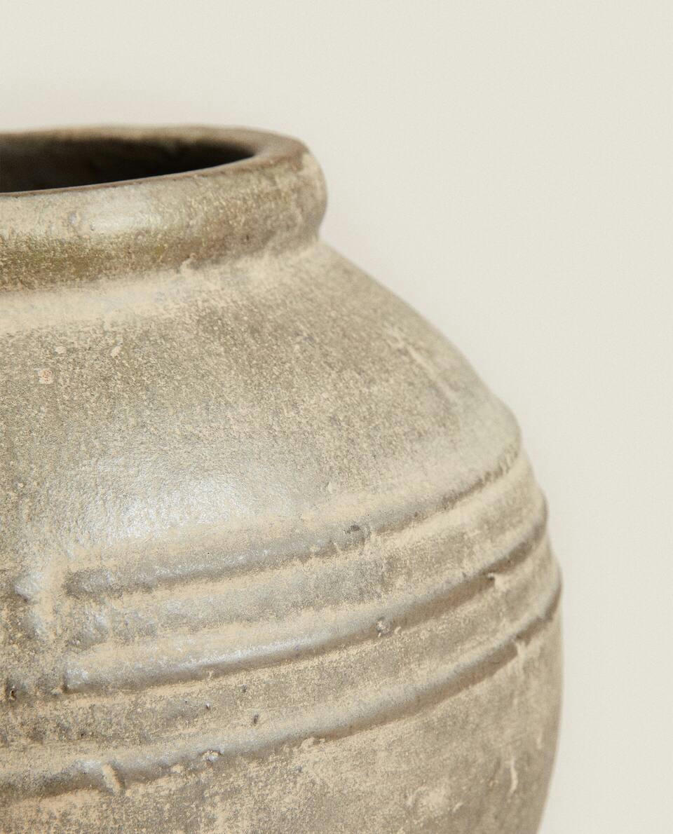 CERAMIC VASE WITH LINES
