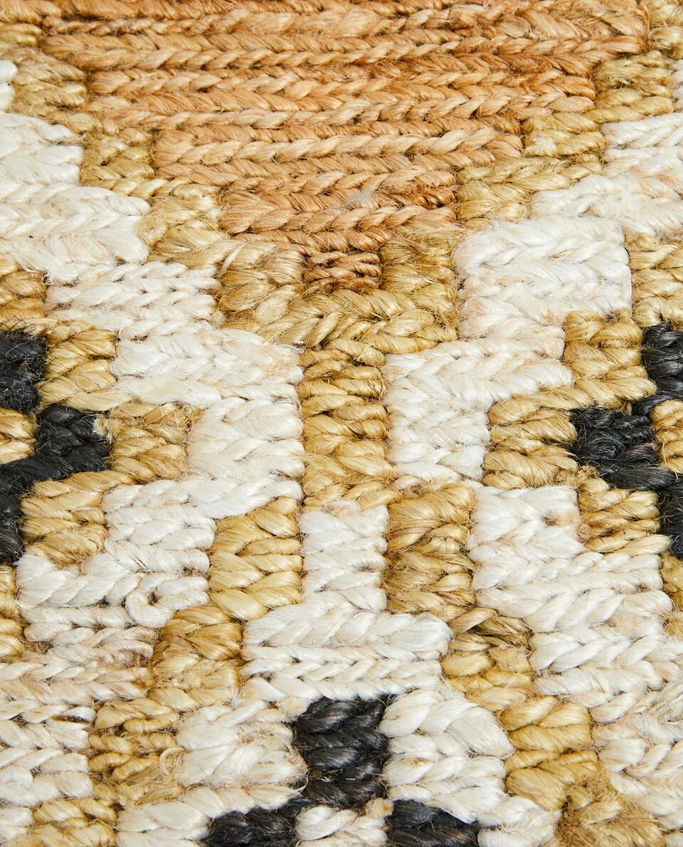 RUG WITH A GEOMETRIC DESIGN
