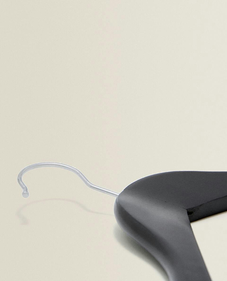 LACQUERED WOODEN HANGER (SET OF 3)