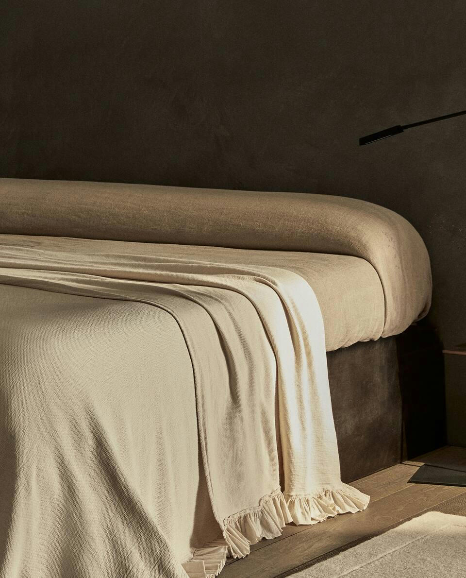 BEDSPREAD WITH PLEATED RUFFLE