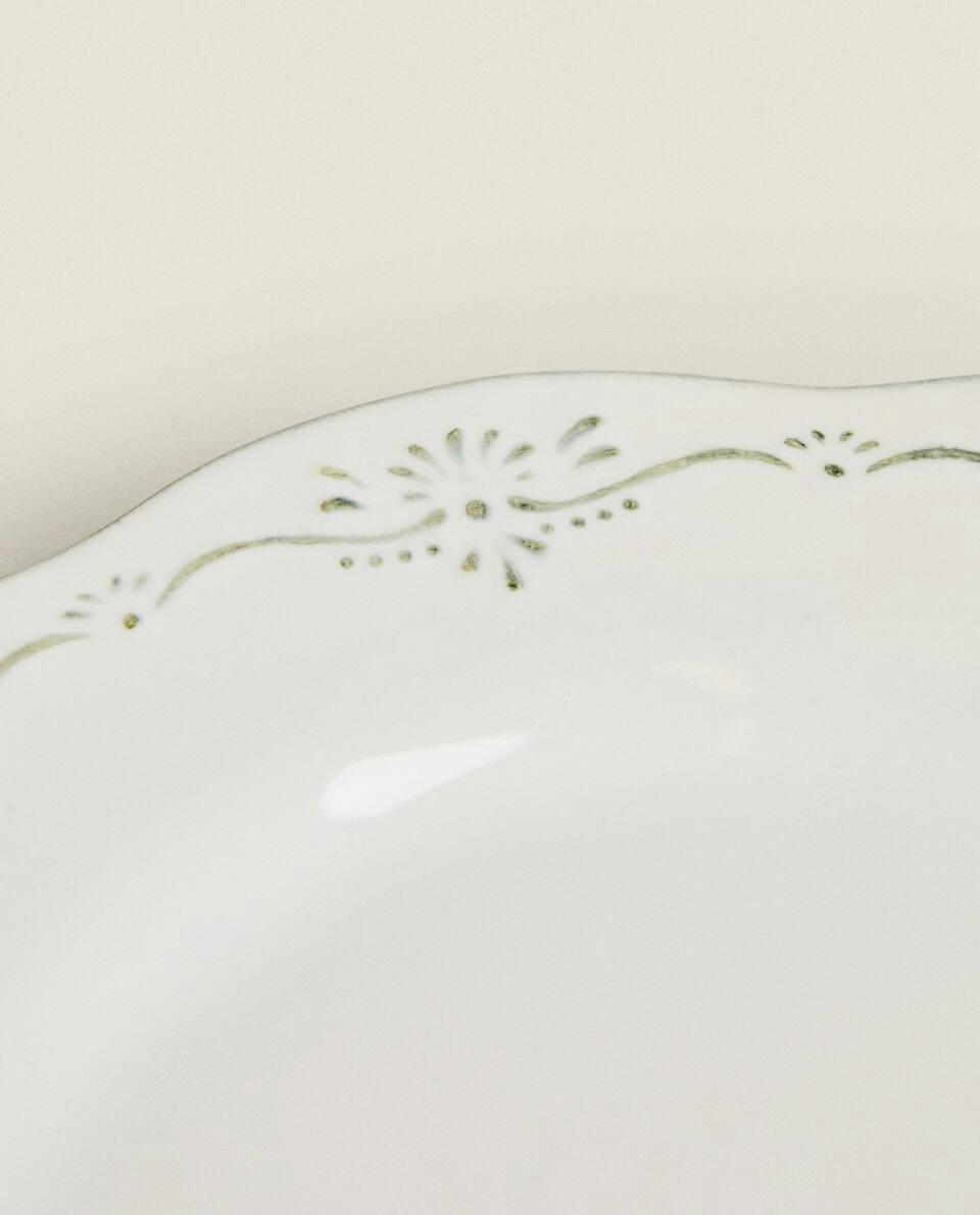 EARTHENWARE DESSERT PLATE WITH RAISED CHRISTMAS DESIGN