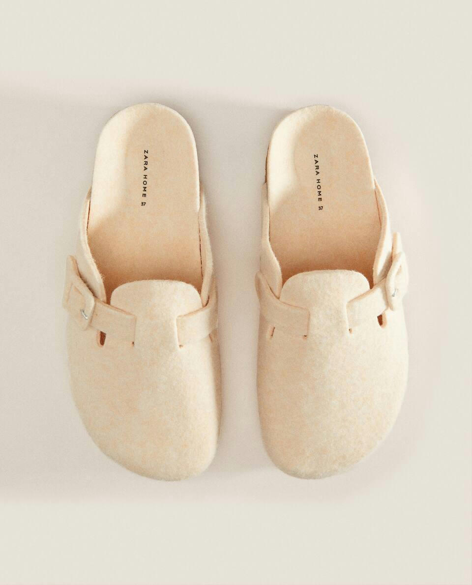 COVERED BUCKLE FELT MULE SLIPPERS