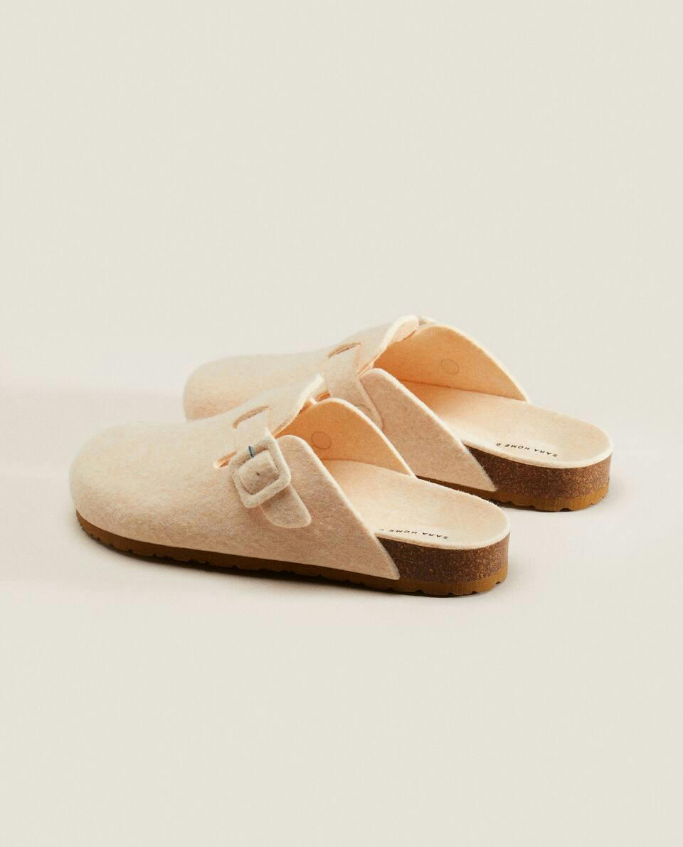 COVERED BUCKLE FELT MULE SLIPPERS