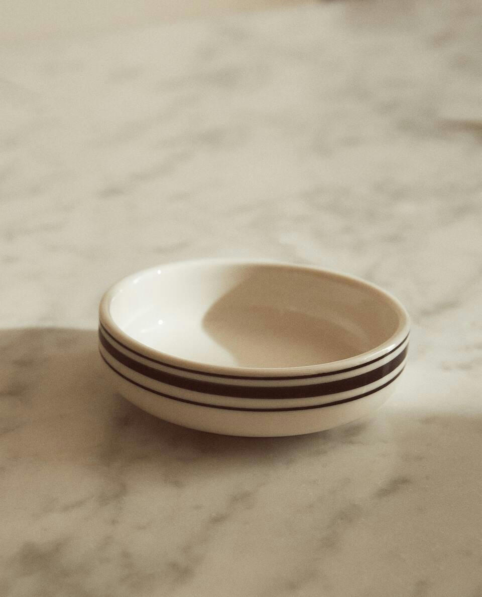 STONEWARE ACCESSORIES WITH LINE DESIGN