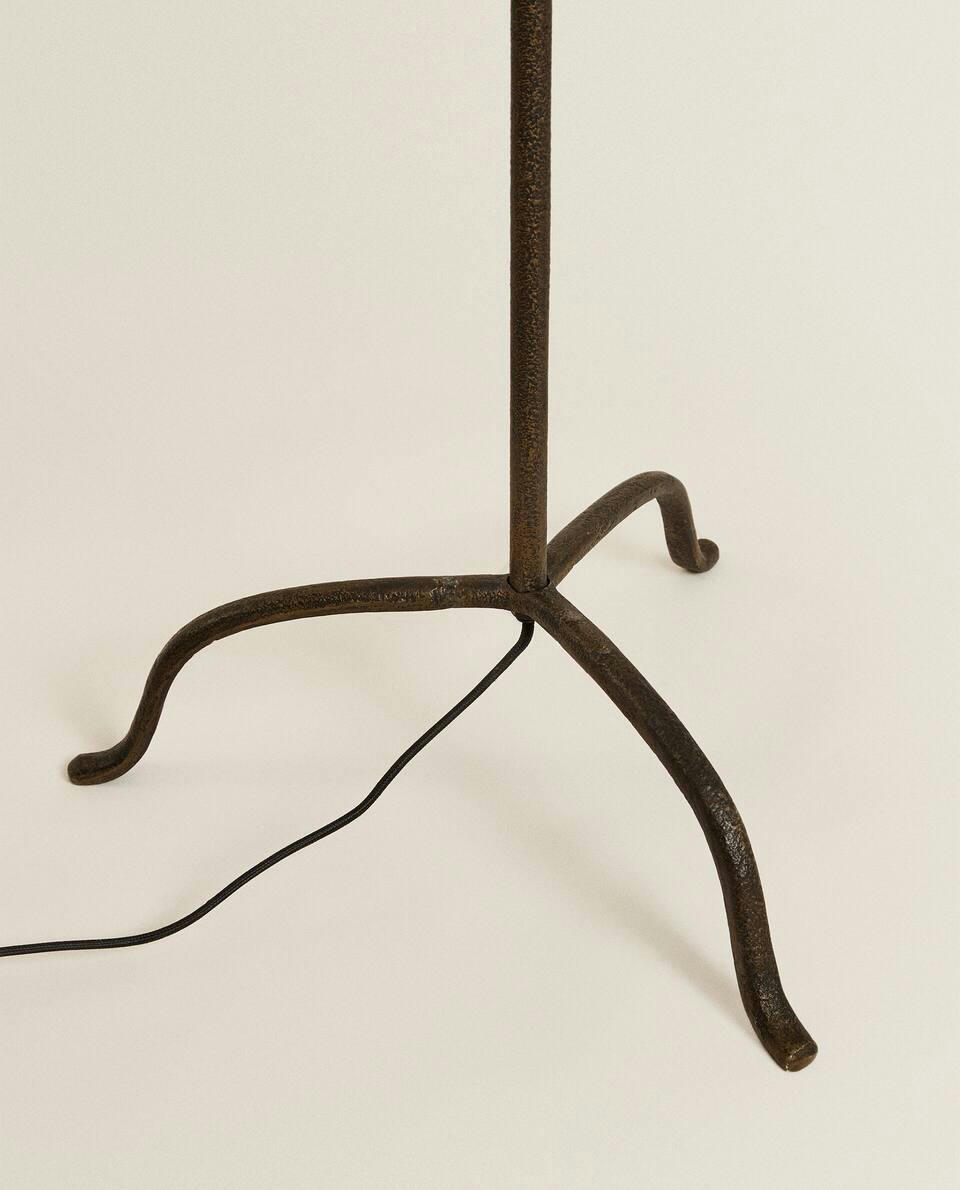 LAMP WITH TRIPOD BASE