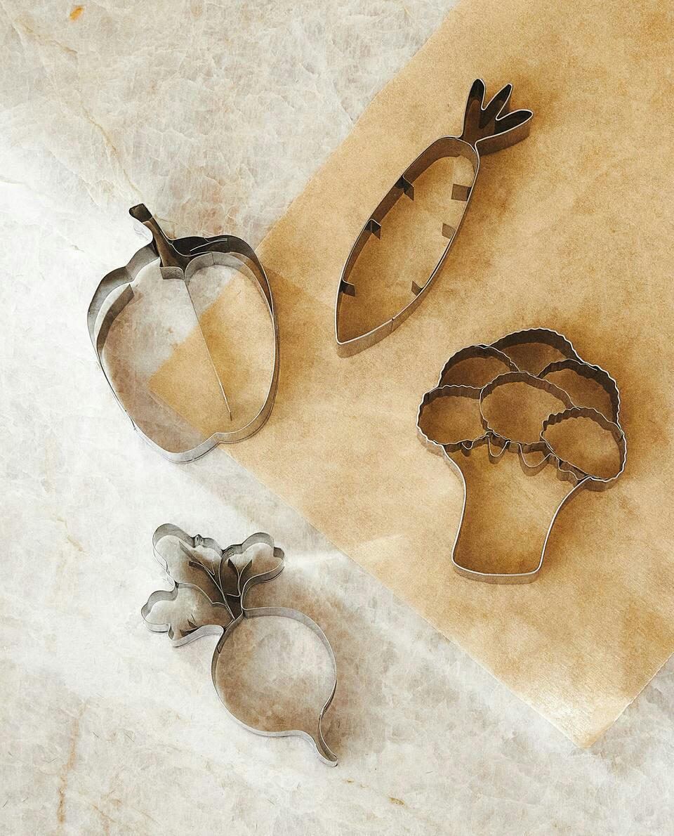 SET OF VEGETABLE-SHAPED STEEL MOULDS