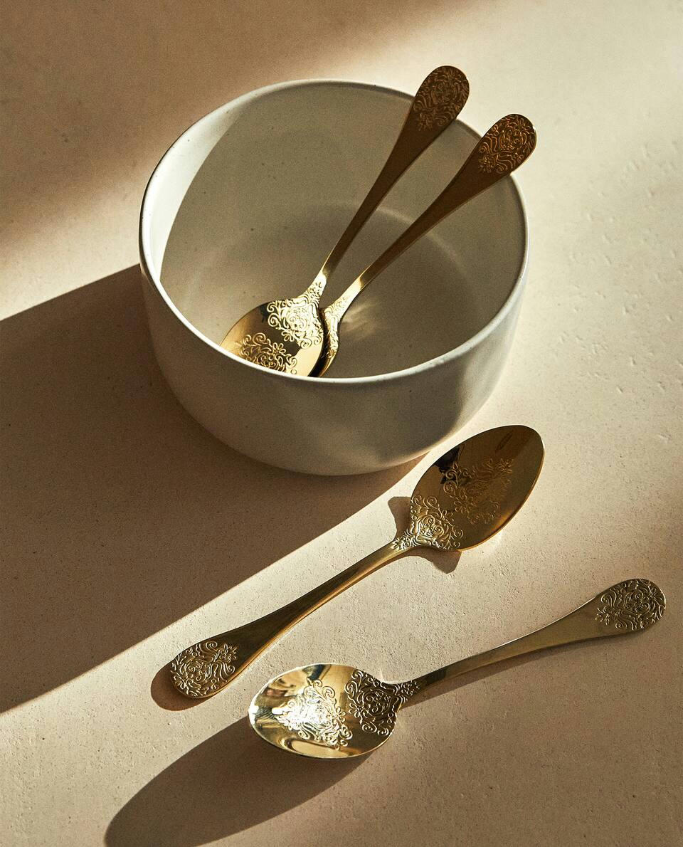 BOX OF 4 DECORATIVE ENGRAVED TEASPOONS