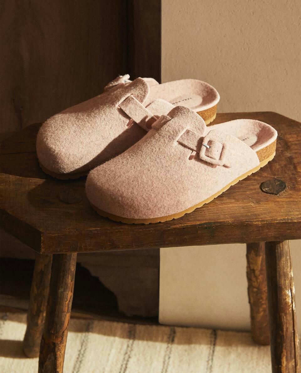 COVERED BUCKLE FELT MULE SLIPPERS