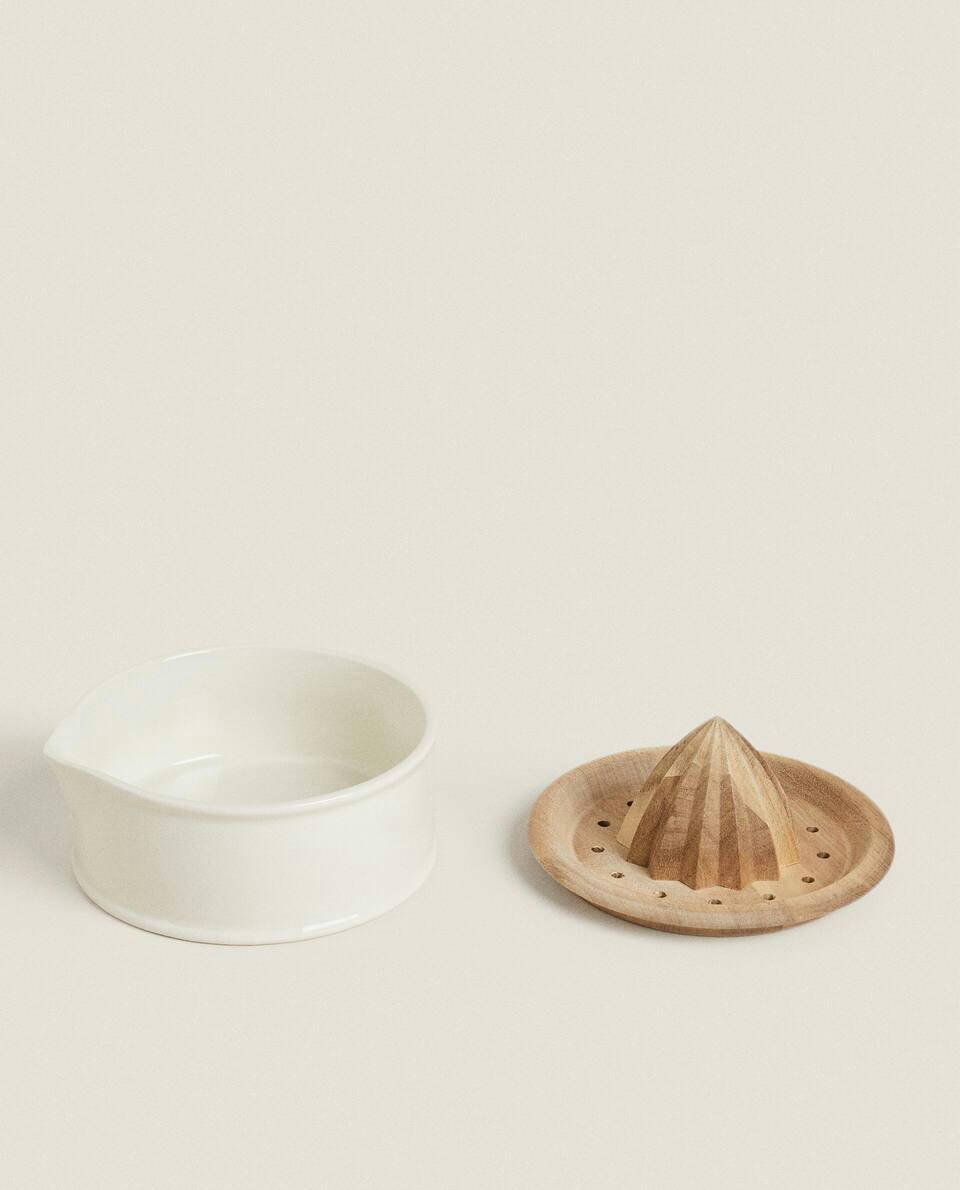 STONEWARE AND WOOD JUICER