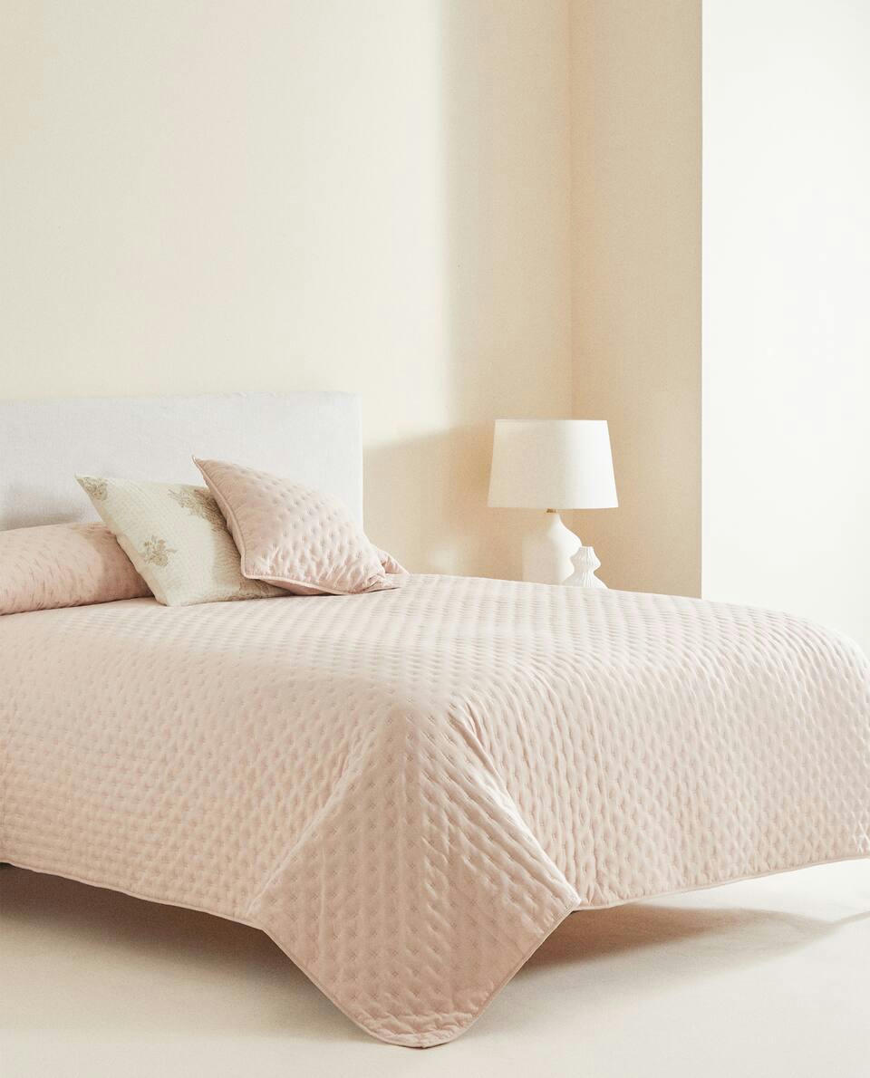 QUILTED QUILT WITH DOTS