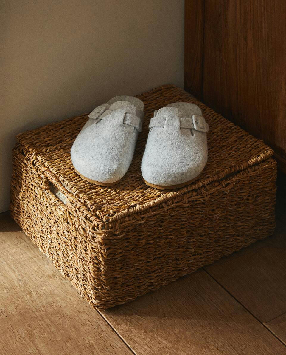 COVERED BUCKLE FELT MULE SLIPPERS