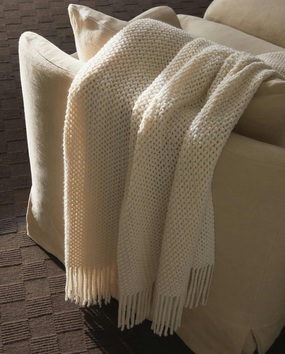 FABRIC BLANKET WITH FRINGING