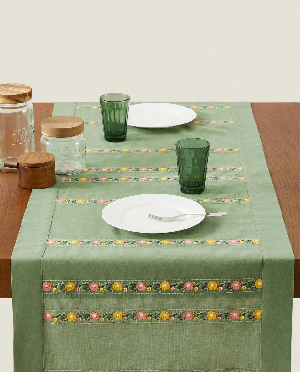 EMBROIDERED COTTON TABLE RUNNER