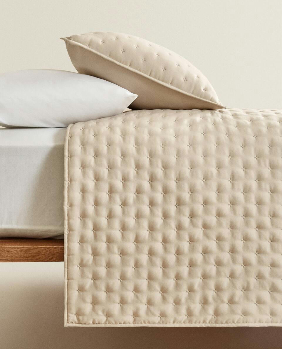 QUILTED QUILT WITH DOTS
