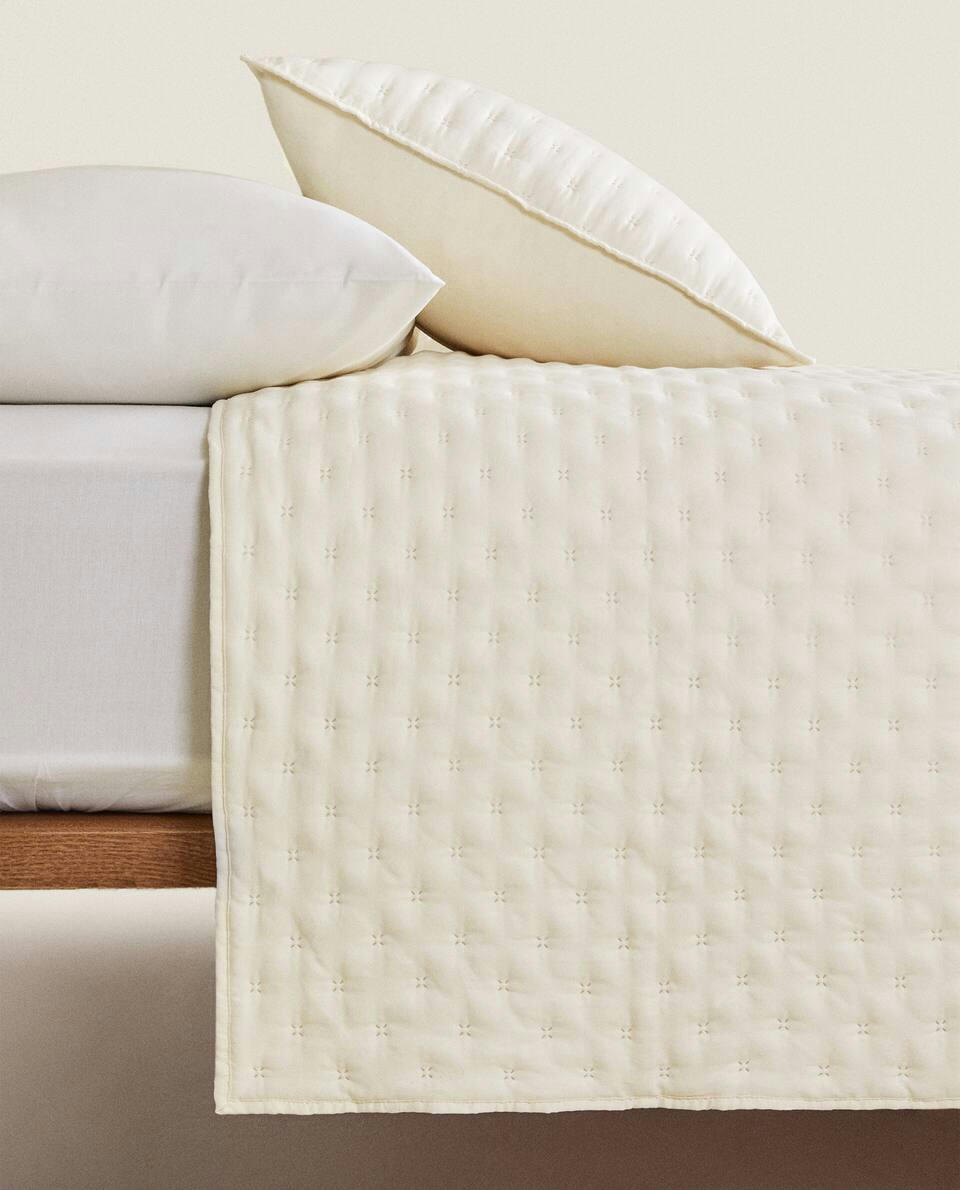 QUILTED QUILT WITH DOTS