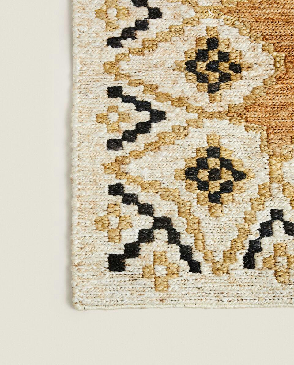 RUG WITH A GEOMETRIC DESIGN