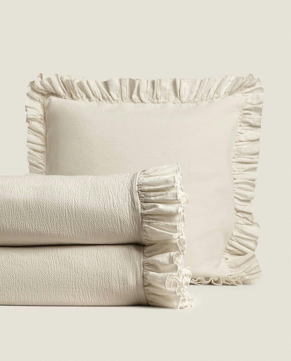 BEDSPREAD WITH PLEATED RUFFLE